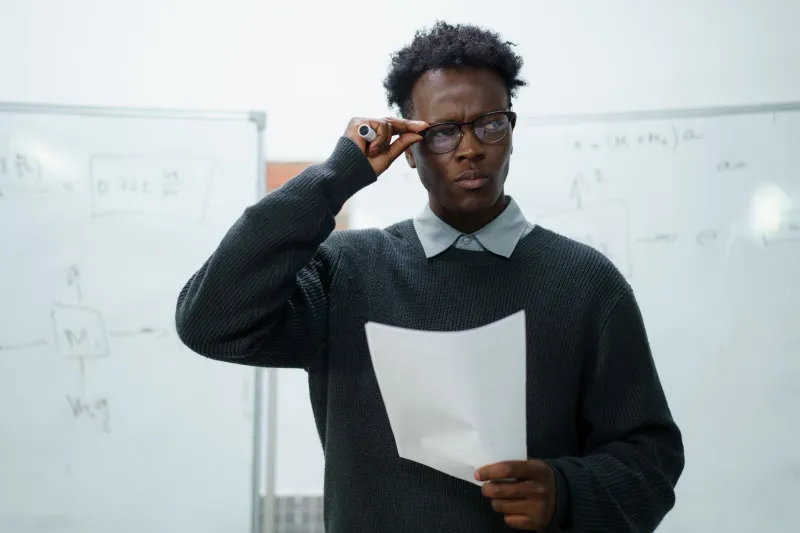 Quand savoir trop devient savoir mal : les pièges cognitifs de l'expert accompli